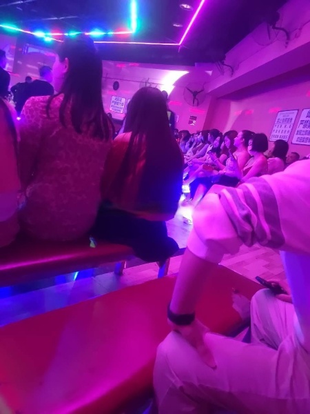 观音桥金岗大厦，人确实不少，女